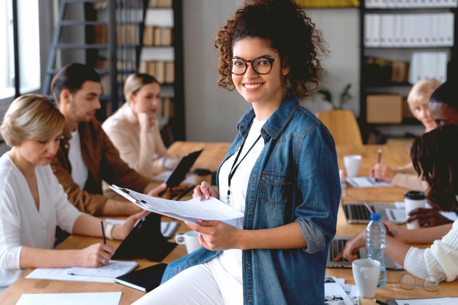 Zufriedener Kunde bei der Budgetplanung